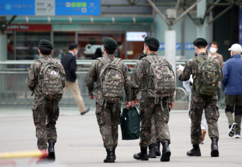 '위드코로나'로 일상 회복한 군, 평일외출 재개…면회도 완화