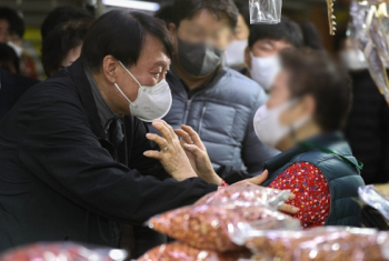 윤석열 첫 일정은 '가락시장'…“전국민 재난지원금 안돼“