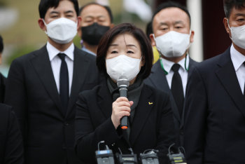 광주 간 심상정 “전두환처럼 정치하겠다는 윤석열 용납 말라“