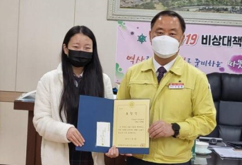 울면서 난간 올라선 시민, 중학생의 '한마디'에 살았다