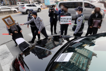 '백신 사망' 주장하는 유족들, 정은경에 “내 딸 살려내“ “사과해“