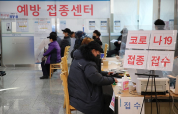 위중증 늘고 오미크론까지 겹치자…정은경 “3차 접종해달라“