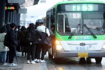 정류장도 아닌데…버스 승차거부 당해 기사 폭행한 20대