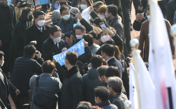 이재명, TK 일정 중 확진자 '1m 접근'…일정 비우고 PCR 검사