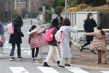 내일부터 수도권 전면등교 멈춘다…“내년에도 이럴까 봐 걱정“