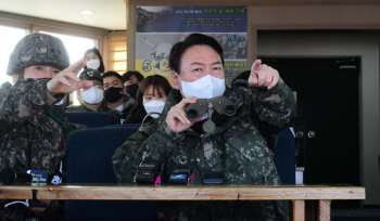 윤석열, 백골부대서 안보행보 “군 처우 개선할 것..선진국형 복합타운“