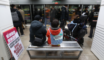 출근길 또 기습시위…서울지하철 5호선 운행 지연