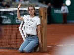 “1028일 밖에 남지 않았다“…프랑스오픈서 목에 철끈 묶은 여성