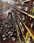 [영상] 해고 통보에 와인 수백 병 집어던진 아르헨티나 女종업원