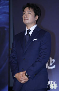'한산: 용의 출현' 박해일 “이순신 장군役 캐스팅에 당황, 부담스러웠다“