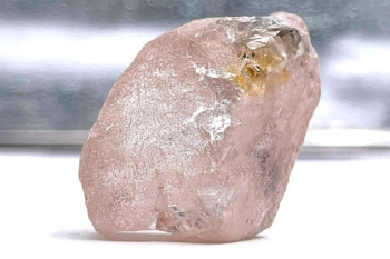 300년 만에 가장 크다…앙골라서 170캐럿 '핑크 다이아몬드' 채굴