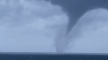 [영상] 제주 바다서 솟구친 물기둥…카메라에 담긴 '용오름'