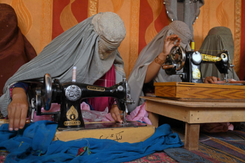 “결혼시킬 딸 있어 다행“이라는 아프간 가족…빚 때문에 7살 매매혼