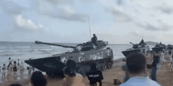 [영상] '대만 앞' 中 해변에 나타난 탱크들…물놀이하던 피서객 혼비백산