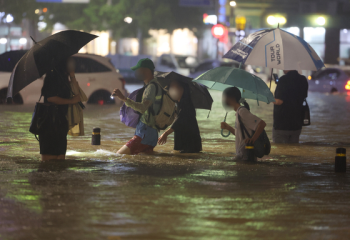 오늘 서울 300mm, 경기 291mm 폭우…1명 숨지고 곳곳 도로 통제·침수피해     