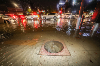 폭우에 맨홀 휩쓸림…서울시 “그물·철 구조물 시범 설치“