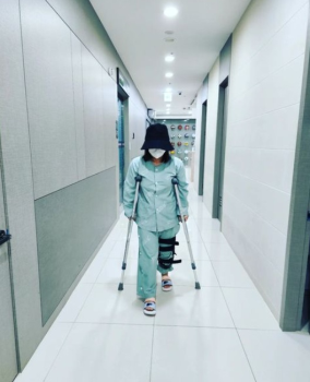 '십자인대 파열 수술' 박나래 퇴원 “재활, 걷는다“