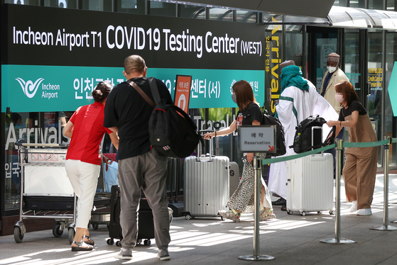 지난 16일 오후 인천국제공항 제1터미널 입국자 전용 검사센터에서 입국자들이 검사를 위해 이동하고 있다. 〈사진=연합뉴스〉