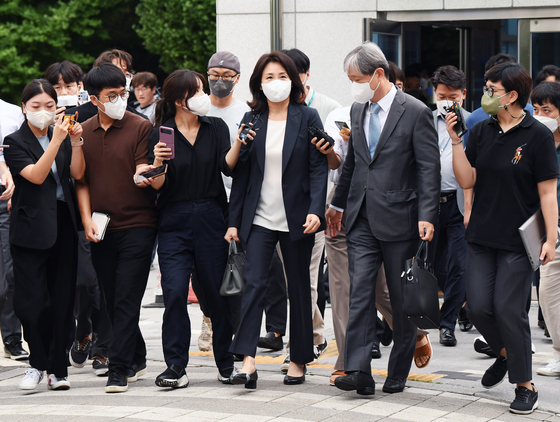 〈YONHAP PHOTO-2935〉 경기남부경찰청 들어서는 김혜경      (수원=연합뉴스) 홍기원 기자 = 더불어민주당 이재명 의원 배우자 김혜경 씨가 '법인카드 유용 의혹' 관련 조사를 받기 위해 23일 오후 경기도 수원시 경기남부경찰청으로 출석하고 있다. 2022.8.23 [공동취재]      xanadu@yna.co.kr/2022-08-23 14:16:12/ 〈저작권자 ⓒ 1980-2022 ㈜연합뉴스. 무단 전재 재배포 금지.〉