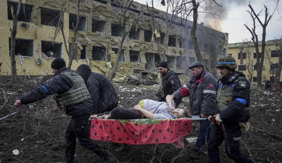 우크라이나 마리우폴 지역에서 러시아군의 공격으로 다친 임신부. 〈사진-AP·연합뉴스〉
