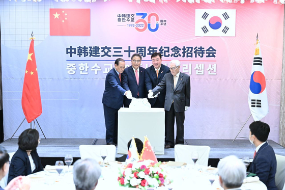 24일 저녁 서울에서 열린 한중 수교 30주년 기념 행사에 박진 외교부 장관과 싱하이밍 주한 중국대사가 양국을 대표해 참석했다. 〈사진=외교부 제공〉