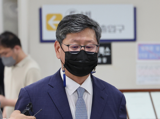취중 택시 기사 폭행 혐의로 재판을 받고 있는 이용구 전 법무부 차관이 지난 7월 6일 서울중앙지법에서 열린 공판에 출석하고 있는 모습. 〈사진=연합뉴스〉