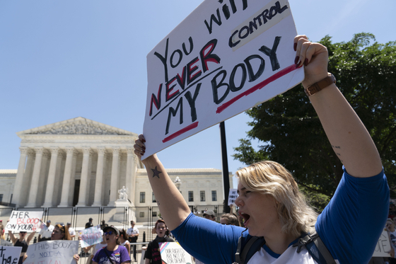 낙태권 지지자들이 미국 연방 대법원 앞에서 시위를 벌이고 있다. 〈사진=AP 연합뉴스〉