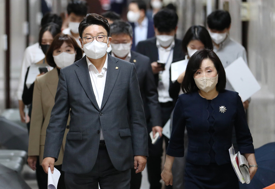 국민의힘 권성동 원내대표가 29일 서울 여의도 국회에서 열린 비상대책위원회의에 참석하고 있다. 오른쪽은 전주혜 비대위원. 〈사진=국회사진기자단〉