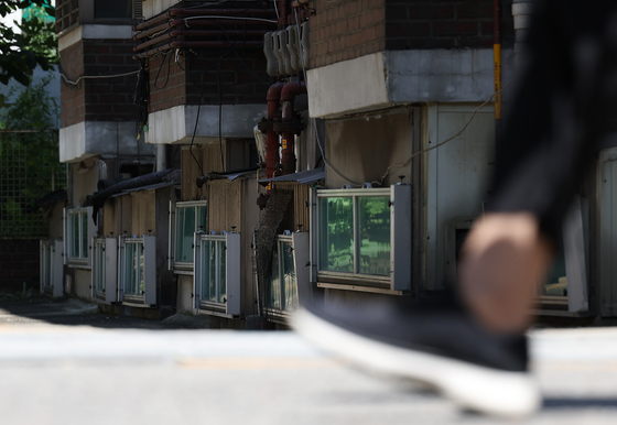 지난 16일 서울 관악구 신림동 주택가에 위치한 반지하 가구들. 〈사진=연합뉴스〉