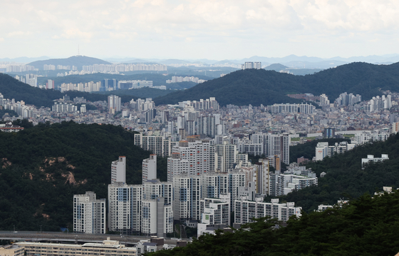 지난달 31일 서울 인왕산에서 바라본 서울 시내 아파트 모습. 〈사진=연합뉴스〉