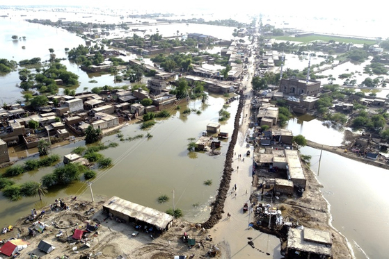 현지시간 지난달 29일 물에 잠긴 파키스탄 남서부 도시. 〈사진-AP·연합뉴스〉