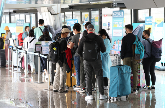 인천국제공항 제1여객터미널 입국자 전용 코로나19 검사센터가 해외 입국자들로 붐비고 있는 모습. 〈사진=연합뉴스〉