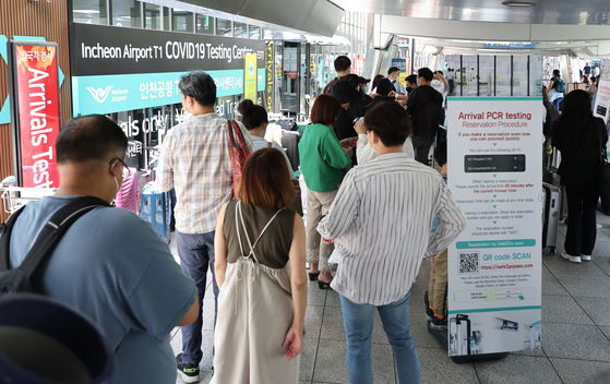 지난 2일 오후 영종도 인천국제공항 제1여객터미널 입국자 전용 코로나 검사센터가 해외 입국자들로 붐빈다. 〈사진=연합뉴스〉