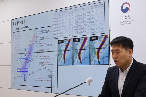 4일 오전 서울 동작구 기상청 정책브리핑실에서 이광연 예보분석관이 태풍 예상 경로에 대해 브리핑하고 있다. 연합뉴스