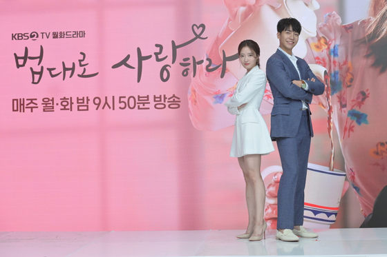 KBS 2TV 새 월화극 '법대로 사랑하라' 제작발표회에 참석한 배우 이세영과 이승기. 사진=KBS