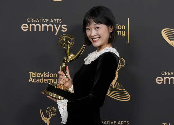Lee Yoo-Mi poses in the press room with the award for outstanding guest actress in a drama series for &#34;Squid Games&#34; on night two of the Creative Arts Emmy Awards on Sunday, Sept. 4, 2022, at the Microsoft Theater in Los Angeles. (AP Photo/Chris Pizzello) 090322128340    〈저작권자(c) 연합뉴스, 무단 전재-재배포 금지〉