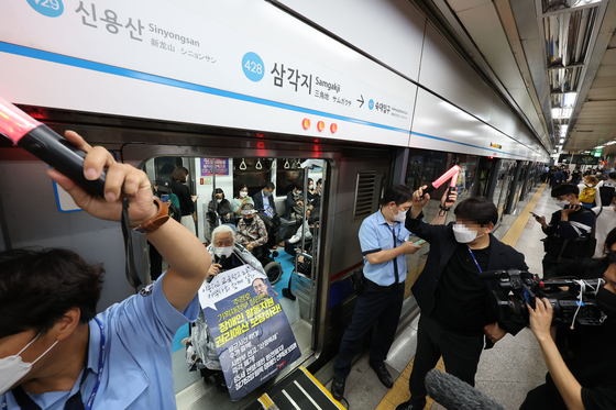 전장연 회원들이 지난달 30일 오전 삼각지역에서 장애인 권리 예산 보장을 촉구하는 기자회견을 한 뒤 지하철 탑승 시위를 하고 있다. 〈사진=연합뉴스〉