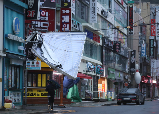 태풍 힌남노의 영향권에 든 오늘(6일) 오전 경상남도 창원시 마산합포구 해운동 한 상가 간판이 떨어져 있다. 〈사진=연합뉴스〉