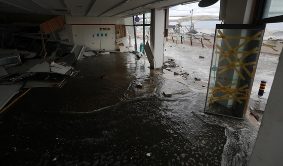 제11호 태풍 힌남노가 상륙한 오늘(6일) 오전 부산 수영구 민락수변공원 한 상가에 파도가 들이 닥친 모습. 〈사진-연합뉴스〉 