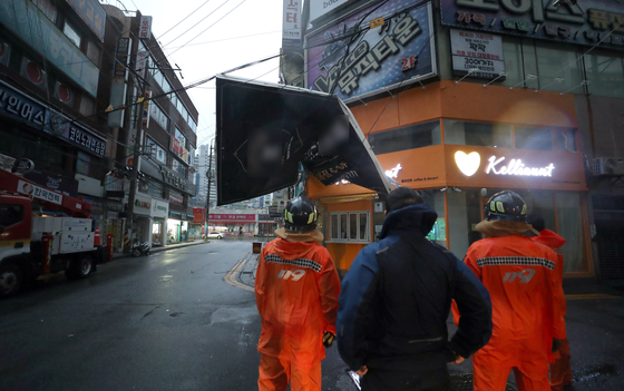 오늘(6일) 오전 경남 창원시 마산합포구 해운동 한 상가 간판이 떨어져 소방대원 등이 현장을 살피고 있다. 〈사진=연합뉴스〉