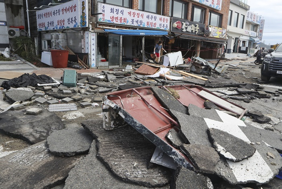 오늘(6일) 오전 제11호 태풍 힌남노가 휩쓸고 간 부산 서구 송도해수욕장 인근 도로. 〈사진-연합뉴스〉 