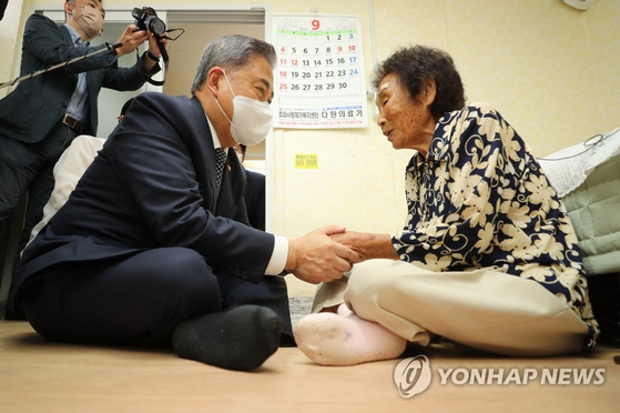 박진 외교부 장관은 지난 2일 강제 징용 피해자인 양금덕 할머니도 만나 외교적 해결을 약속했다. 〈사진=연합뉴스〉