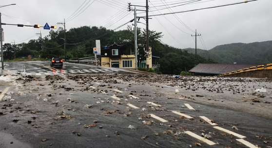 제11호 태풍 '힌남노'가 6일 오전 울산 앞바다로 빠져나간 가운데 울산시 울주군 두동면 두동면 허고개 일대 도로에 낙석이 떨어져 차량 통행이 지장을 받고 있다. 〈사진=연합뉴스〉