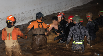 경북소방 “포항 아파트 실종자 중 1명 생존상태로 구조“