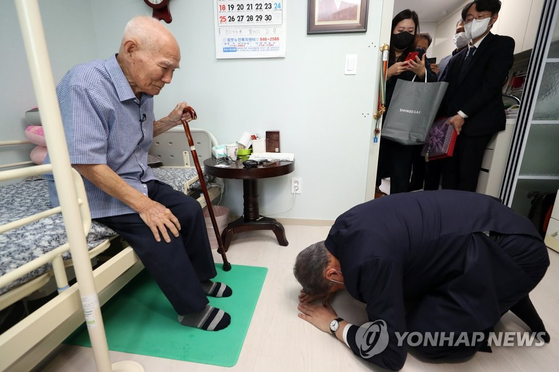 박진 외교부 장관이 지난 2일 강제 징용 피해자인 이춘식 할아버지의 광주 자택을 방문했다. 〈사진=연합뉴스〉