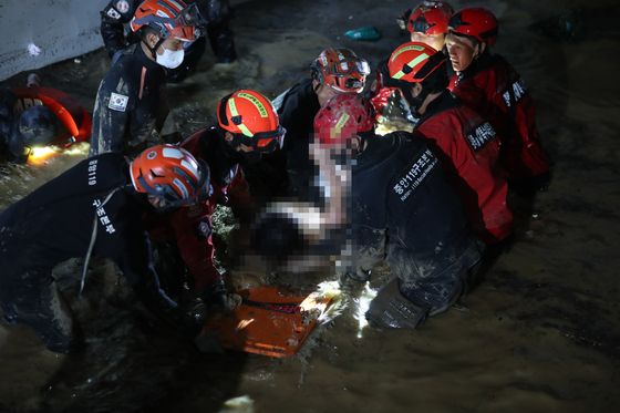 지난 6일 저녁 태풍 '힌남노'의 폭우로 잠긴 경북 포항시 남구의 한 아파트 지하 주차장에서 소방·군 관계자들이 실종된 주민 1명을 추가로 구조하고 있다. 〈사진=연합뉴스〉