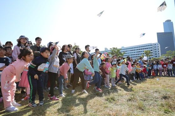 지난 2019년 열린 한강 종이비행기 축제. 〈사진-서울시 한강사업본부〉