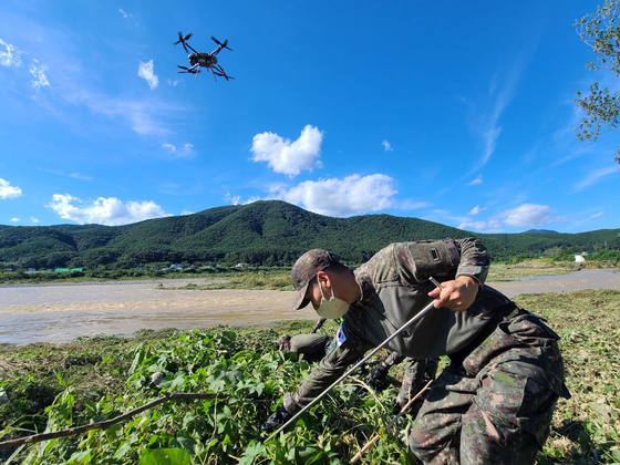 지난 6일 육군 53사단이 드론 8대를 투입해 울산 남천교 일대에서 태풍 힌남노로 실종된 민간인을 수색하기 위해 작업하고 있다. 〈사진=육군 제공〉