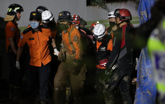 6일 저녁 태풍 '힌남노'의 폭우로 잠긴 경북 포항시 남구의 한 아파트 지하 주차장에서 소방·군 관계자들이 구조 활동을 벌이고 있다. 〈사진=연합뉴스〉