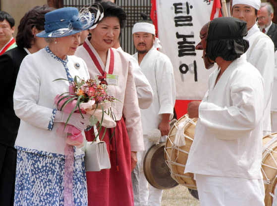1999년 안동 하회마을을 방문한 엘리자베스 2세 여왕      (사진=연합뉴스)